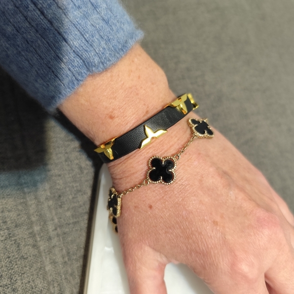 Elegant Black and Gold Clover Bracelet - Picture 5 of 6